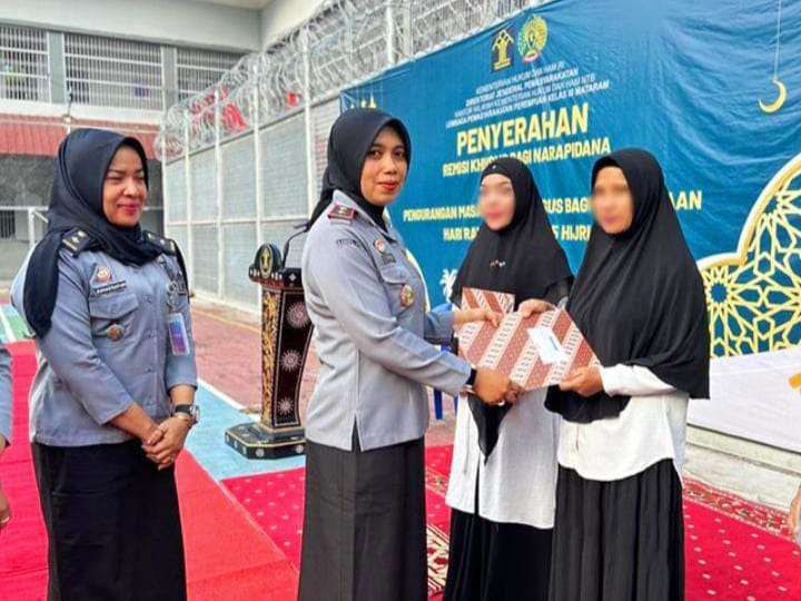 Kepala Lapas Perempuan Kelas III Mataram Riva Dilyanti menyerahkaan remisi khusus Hari Raya Idulfitri 1445 H secara simbolis kepada napi Lapas Perempuan Mataram. (Foto: Humas Lapas Perempuan Kelas III Mataram)