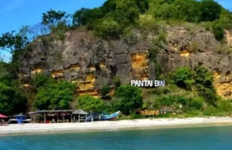 Pantai Ekas Buana, Kecamatan Jerowaru, Lombok Timur. Foto: Google.