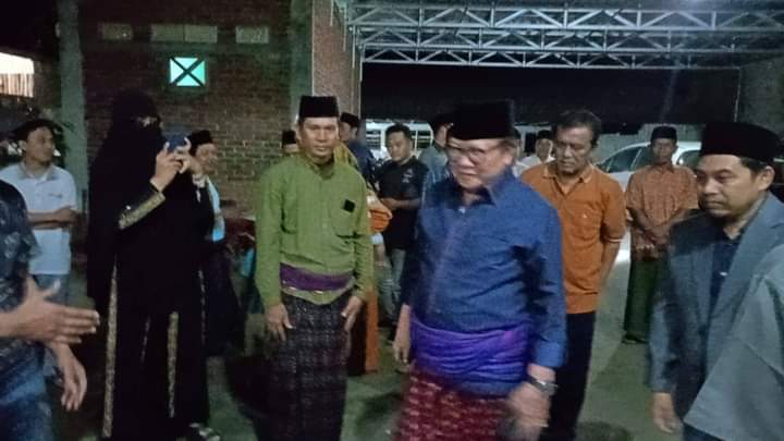 Malam ini,  Bang Mack / H. Rumaksi SJ, SH, Calon Bupati Lombok Timur bersilaturrahmi ke kediaman Amrul  Jihadi, ST, Calon Wakil Bupati Lombok Timur. Jumat (26/4)