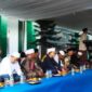 
Bupati Loteng H.L. Pathul Bahri berpidato di hadapan jemaah NU pada acara halalbihalal di Pray