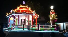 Miniatur masjid dibawa peserta pawai takbiran keliling di Kabupaten Lombok Tengah, Provinsi NTB, Selasa (9/4/2024)