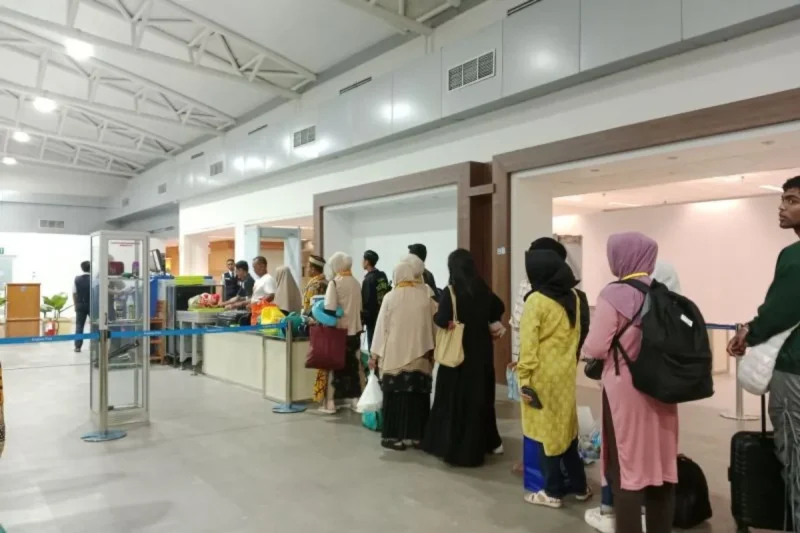 Penumpang di Bandara Internasional Lombok, Nusa Tenggara Barat (ANTARA/Akhyar Rosidi)