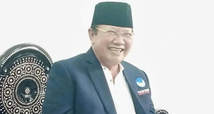 Ketua DPW Partai NasDem Provinsi NTB Rumaksi memberikan keterangan pers di Kantor DPW Partai NasDem di Kota Mataram, Sabtu (20/4/2024). ANTARA/Nur Imansyah.