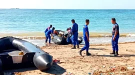 Anggota Polres Lombok Tengah bersama Polairud Polda NTB saat melakukan pencarian terhadap dokter Wisnu yang hilang ditelan ombak saat mancing di Pantai Lancing, Kecamatan Praya Barat, Sabtu (27/04/2024) ANTARA/HO-Humas Polres Lombok Tengah.