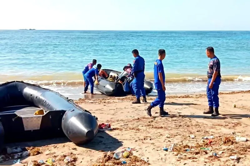 Anggota Polres Lombok Tengah bersama Polairud Polda NTB saat melakukan pencarian terhadap dokter Wisnu yang hilang ditelan ombak saat mancing di Pantai Lancing, Kecamatan Praya Barat, Sabtu (27/04/2024) ANTARA/HO-Humas Polres Lombok Tengah.