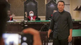 Mantan Gubernur NTB Zulkieflimansyah berjalan meninggalkan ruang sidang usai memberikan kesaksian dalam sidang perdana perkara ITE dengan terdakwa Junaidin alias Joni Junaedi di Pengadilan Negeri Mataram, NTB, Rabu (24/4/2024). ANTARA/Dhimas B.P.