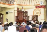 Pj Wali Kota Bima H Mohammad Rum saat memberikan sambutan usai pelaksanaan solat di Masjid Al Muwahhidin Kota Bima, Rabu (10/4/2024). 