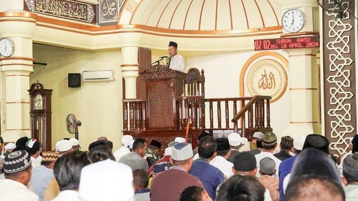 Pj Wali Kota Bima H Mohammad Rum saat memberikan sambutan usai pelaksanaan solat di Masjid Al Muwahhidin Kota Bima, Rabu (10/4/2024). 