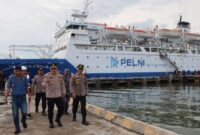 Pelni Cabang Bima bersama jajaran Polres Kota Bima dan otoritas terkait saat mengecek arus mudik di Pelabuhan Bima, belum lama ini. 