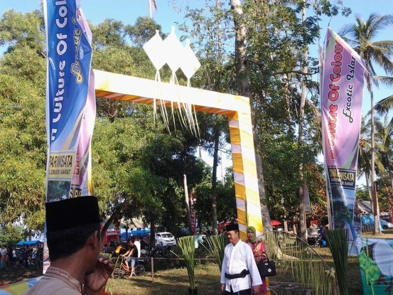 Gerbang selamat datang di Pantai Duduk, Kecamatan Batu Layar