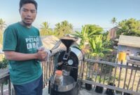 Petani kopi Agus Patra Wijaya memperlihatkan hasil roasting kopi dari mesin roasting yang dimiliki di Desa Sapit, Kecamatan Suela, Lombok Timur, tahun 2023.
