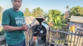 Petani kopi Agus Patra Wijaya memperlihatkan hasil roasting kopi dari mesin roasting yang dimiliki di Desa Sapit, Kecamatan Suela, Lombok Timur, tahun 2023.