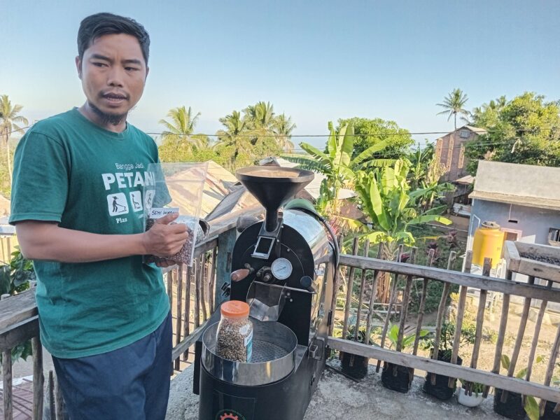 Petani kopi Agus Patra Wijaya memperlihatkan hasil roasting kopi dari mesin roasting yang dimiliki di Desa Sapit, Kecamatan Suela, Lombok Timur, tahun 2023.