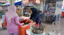 Seorang pembeli sedang menawar ikan bakar di warung Ibu Nunung, pantai Gading, Kota Mataram