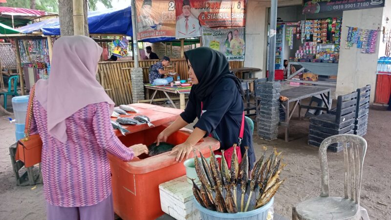 Seorang pembeli sedang menawar ikan bakar di warung Ibu Nunung, pantai Gading, Kota Mataram