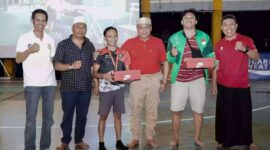 Pj Gubernur NTB, Drs. H. Lalu Gita Ariadi, (Berkaos Merah, Tengah) pada acara Nobar pertandingan Asian Cup Qatar 2024. (Foto: Kominfotikntb)