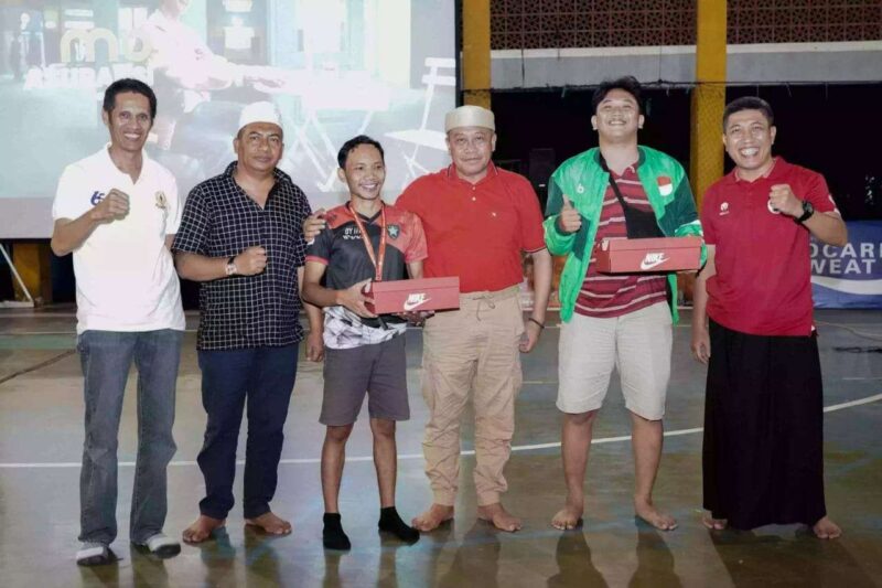 Pj Gubernur NTB, Drs. H. Lalu Gita Ariadi, (Berkaos Merah, Tengah) pada acara Nobar pertandingan Asian Cup Qatar 2024. (Foto: Kominfotikntb)