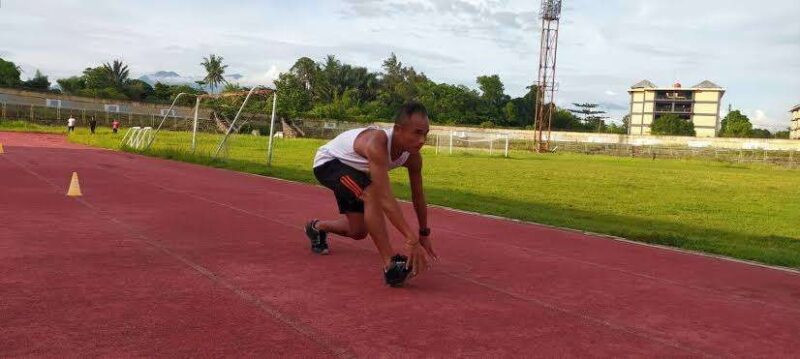 Atlet atletik zakaria sedang latihan di GOR 17 Desember Turid