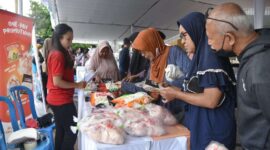 Salah satu kegiatan operasi pasar yang dilaksanakan di halaman Masjid Hubbul Wathan Islamic Center NTB beberapa waktu lalu