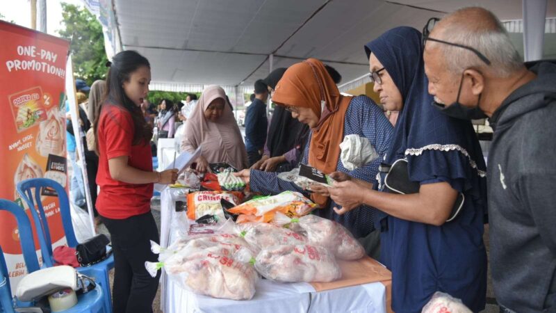 Salah satu kegiatan operasi pasar yang dilaksanakan di halaman Masjid Hubbul Wathan Islamic Center NTB beberapa waktu lalu