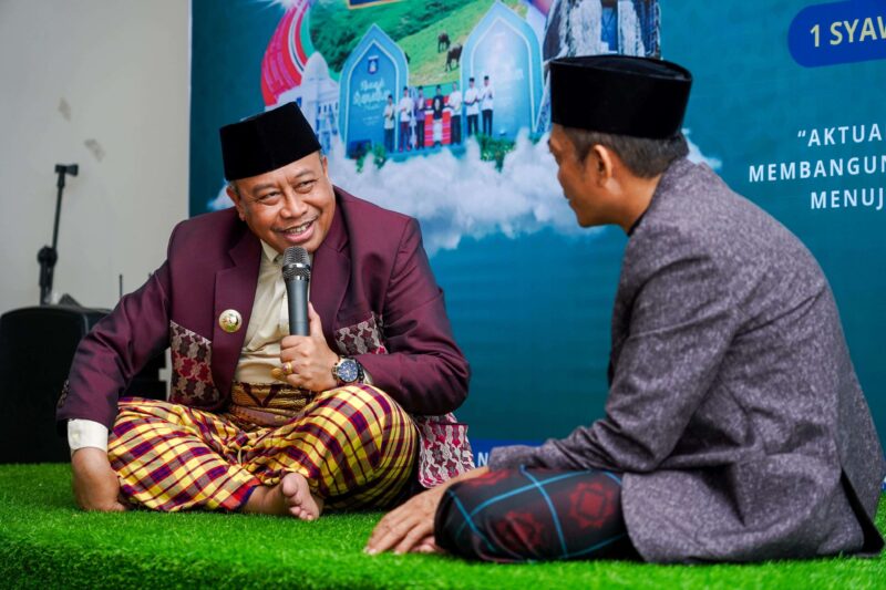 Penjabat (Pj) Gubernur NTB, Drs. H. Lalu Gita Ariadi (kiri) disambut Bupati Lombok Tengah, H. Lalu Fathul Bahri (kanan) saat safari syawal ke Kabupaten Lombok Tengah. (Foto: Biro Adpim)