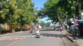 Suasana ruas jalan Adi Sucipto, samping Pasar Kebon Rowek, Kecamatan Ampenan, kota Mataram