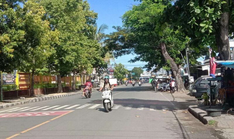 Suasana ruas jalan Adi Sucipto, samping Pasar Kebon Rowek, Kecamatan Ampenan, kota Mataram