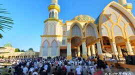 Ribuan masyarakat NTB tampak mengikuti salat Idul Fitri di Masjid Hubbul Wathan Islamic Center, Kota Mataram. (Foto: Antara)