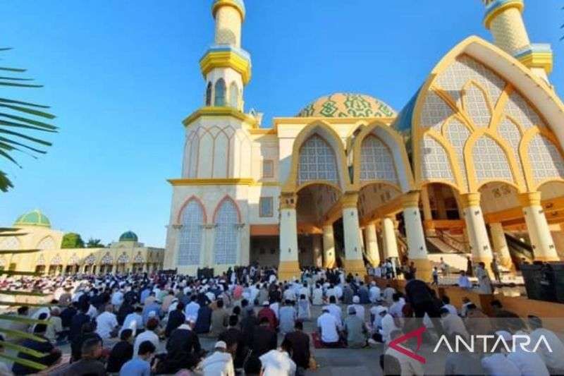 Ribuan masyarakat NTB tampak mengikuti salat Idul Fitri di Masjid Hubbul Wathan Islamic Center, Kota Mataram. (Foto: Antara)