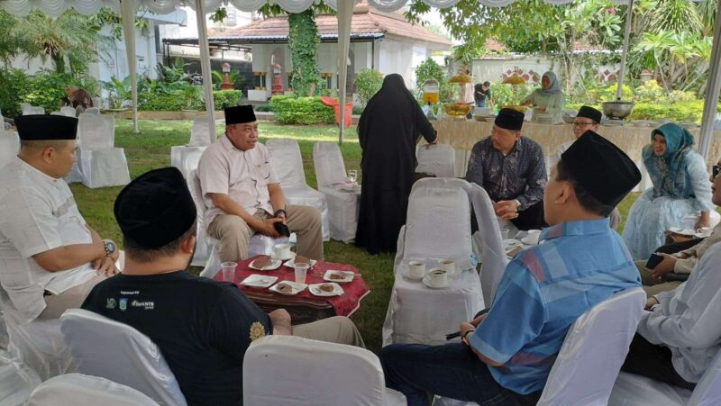 Lalu Gita Aryadi Diskusi ringan dengan ASN pada Open House Idul Fitri 1445 H