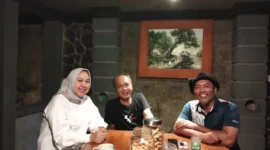 ￼
BERTEMU : Hj. Nurhidayah saat bersama anggota DPR RI terpilih dari Nasdem, H. Fauzan Khalid, dan ketua DPC Nasdem Lobar Tarmizi belum lama ini.