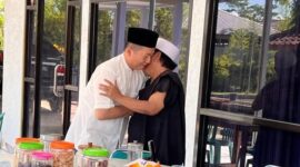 Lalu Muhammad Iqbal & Suhaili Fadil Thohir saat bertemu di kediaman Suhaili di Desa Pemepek, Desa Pringgarata, Lombok Tengah, Rabu (17/4/2024). 