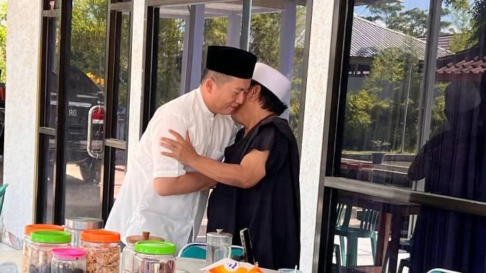 Lalu Muhammad Iqbal & Suhaili Fadil Thohir saat bertemu di kediaman Suhaili di Desa Pemepek, Desa Pringgarata, Lombok Tengah, Rabu (17/4/2024). 