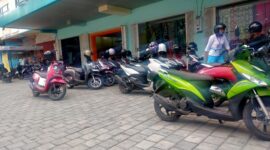 Kondisi parkir di area pertokoan jalan Langko