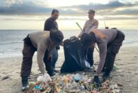 Wisata Berbagi Alam Lestari, Inovasi Polsek Batulayar Bersih-bersih Pantai Sambil Berbagi, (Foto:HPL).