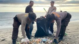 Wisata Berbagi Alam Lestari, Inovasi Polsek Batulayar Bersih-bersih Pantai Sambil Berbagi, (Foto:HPL).