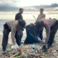 Wisata Berbagi Alam Lestari, Inovasi Polsek Batulayar Bersih-bersih Pantai Sambil Berbagi, (Foto:HPL).