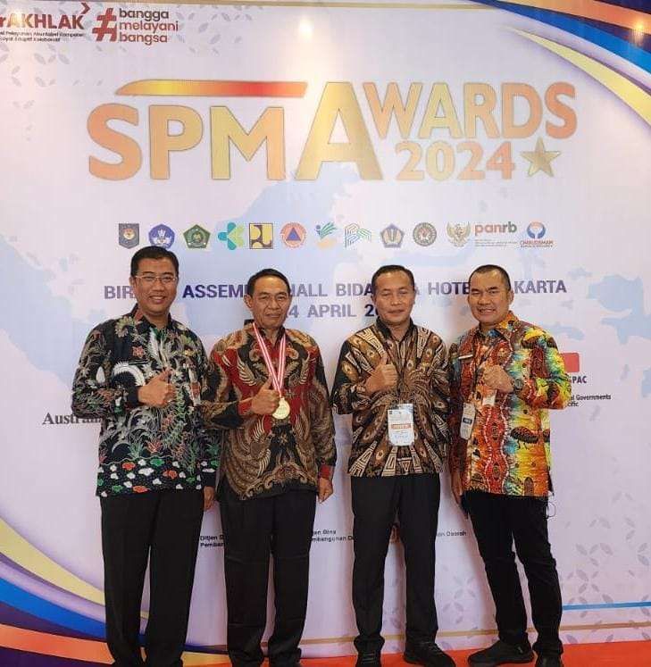 Perwakilan Pemda Sumbawa saat meraih SPM Award. (Foto: Bagian Prokopim Setda Sumbawa)