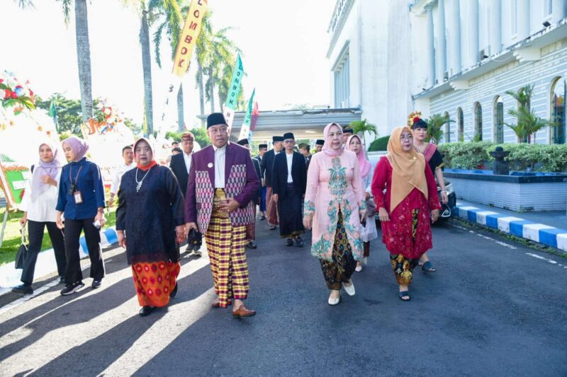 Penjabat (Pj) Gubernur NTB Drs. H. Lalu Gita Ariadi bersama jajaran kepala organisai perangkat daerah (OPD) NTB menghadiri upacara peringatan HUT ke-66 Kabupaten Lombok Barat. (Foto: Biro Adpim