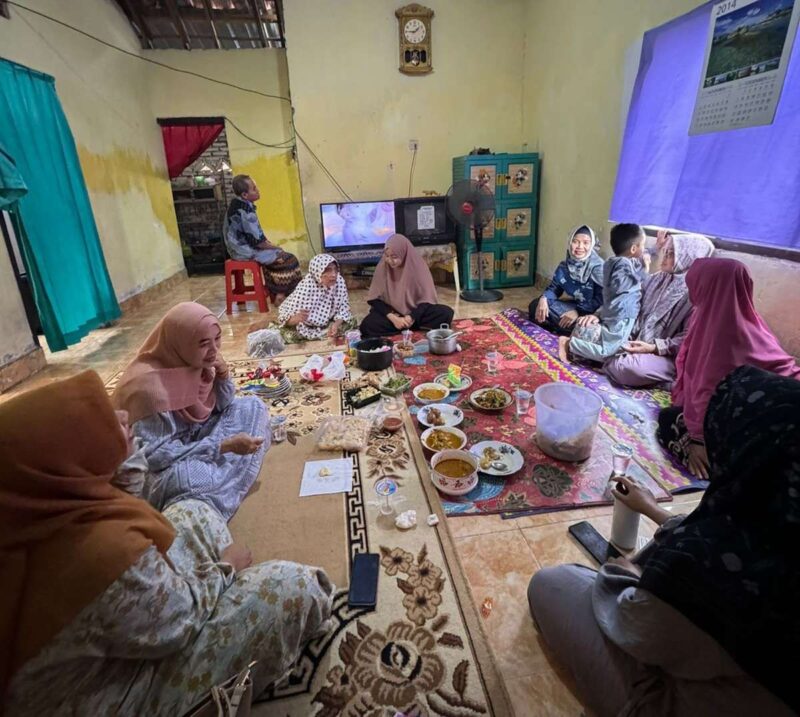 Saling kunjung-mengunjungi antarkeluarga menjadi momen Lebaran bagi masyarakat Muslim di Indonesia. Ini dilakukan di hampir seluruh daerah di NTB, seperti di Praya Barat, Lombok Tengah