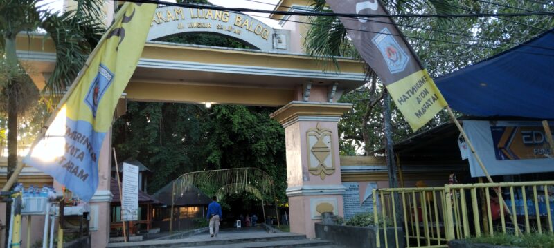 Gerbang Makam Loang Baloq yang menjadi lokasi kunjungan warga untuk berziarah di Lebaran Topat pada perayaan di Kota Mataram. Foto diambil Rabu (17/4/2024)