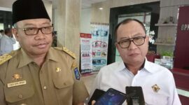 Penjabat Gubernur NTB Drs. H. Lalu Gita Ariadi (kiri) bersama Kepala BPK RI Perwakilan NTB Ade Iwan Ruswana (kanan) usai menyerahkan LKPD 2023 ke BPK RI Perwakilan NTB.