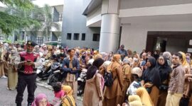 Ratusan guru melakukan hearing ke Kantor Bupati Lotim.