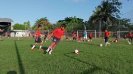 Pemain Sekolah Sepak Bola (SSB) Redwood sedang berlatih.