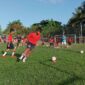 Pemain Sekolah Sepak Bola (SSB) Redwood sedang berlatih.