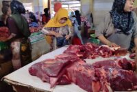 Pedagang daging sapi di Pasar Kebon Roek ramai didatangi pembeli.