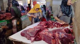 Pedagang daging sapi di Pasar Kebon Roek ramai didatangi pembeli.