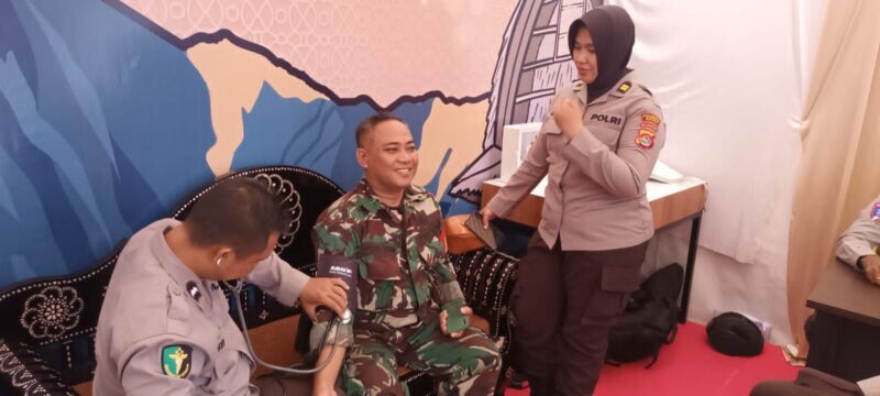 Si Dokkes Polresta Mataram Pastikan Kesehatan Petugas Operasi Ketupat Rinjani 2024. (Foto: Humas Polresta Mataram)