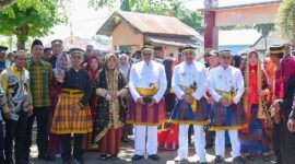 Penjabat Gubernur NTB Drs. H. Lalu Gita Ariadi (baju putih tengah) saat safari syawal dengan keluarga besar Kantor Cabang Daerah (KCD) Dinas Pendidikan Kabupaten Dompu. (Foto: Biro Adpim)