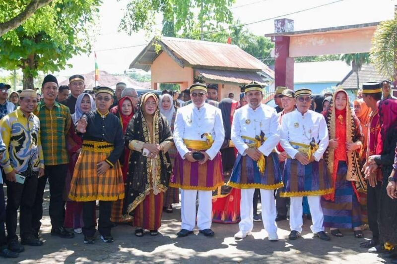 Penjabat Gubernur NTB Drs. H. Lalu Gita Ariadi (baju putih tengah) saat safari syawal dengan keluarga besar Kantor Cabang Daerah (KCD) Dinas Pendidikan Kabupaten Dompu. (Foto: Biro Adpim)